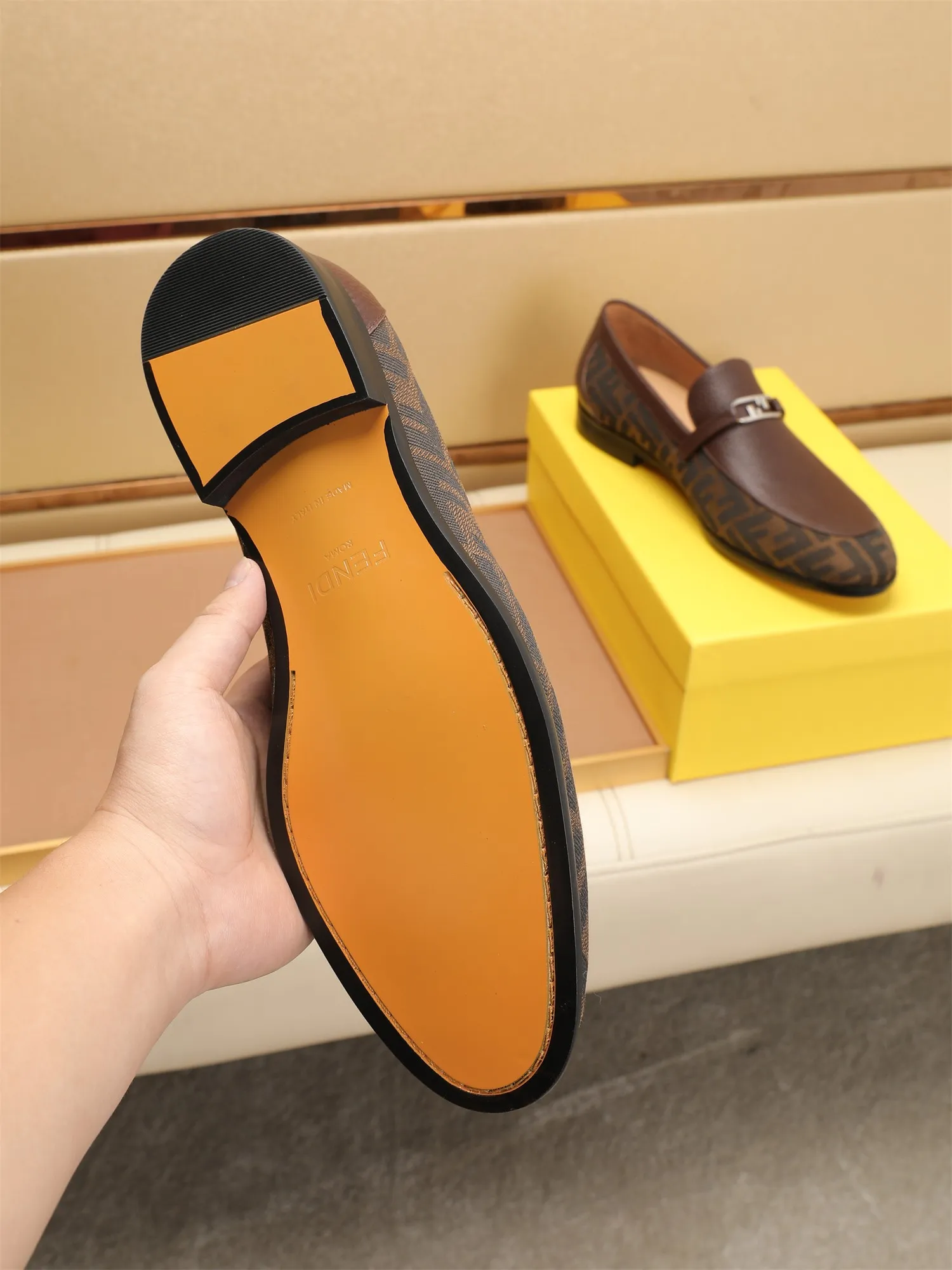 Men's shoes💰460 🕷🕷【FENDI】The latest men's formal leather shoes🇨🇳Classic series not to be missed💯The first layer is made of imported first-layer cowhide☘Original quality, the leather is smooth and delicate🎋Awesome version, perfect streamlined outline🍇Cowhide lining, size 38-44 (customized at 45.46)...